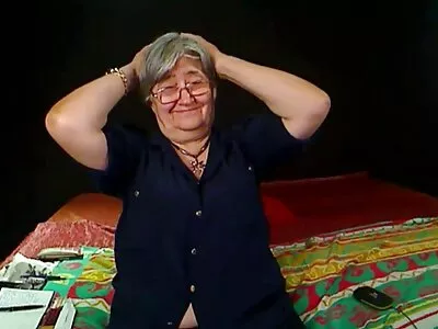 Attraktive reife geile hausfrauen Blondine bekommt eine Ladung