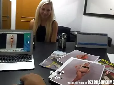 Eine lockige Blondine fickt ihre hausfrauen reif Fotze