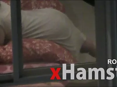 Eine Brünette, die am ganzen Körper deutsche geile reife frauen tätowiert ist, steigt aus