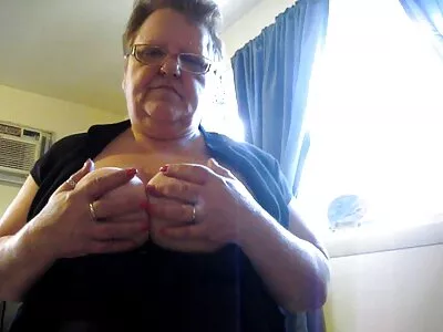 Amateur reife hausfrauen nackt Brünette liebäugelt ihr Loch