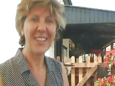 Hübsche brünette Milf-Frau bevorzugt einen Schwanz, nackte reife hausfrauen als ihre Familie zu besuchen,!heiliger Fick!