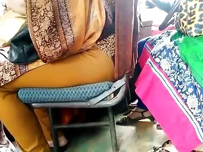 Babe mit reife geile hausfrauen schönen rabenschwarzen Haaren macht