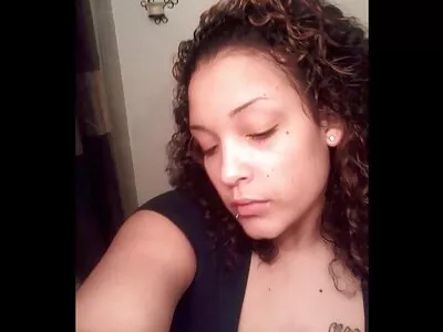 Hottie spielt mit ihren Piercings deutsche reife hausfrauen