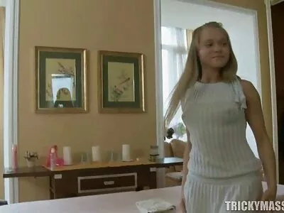 Babe mit perfektem Körper neckt sich geile hausfrauen ab 40