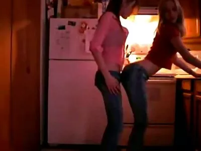 Eine sex mit reifen hausfrauen Milf lutscht einen Kerl