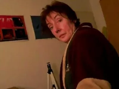 So hübsch bemalte rothaarige Milf-Frau macht einen verdammten Blowjob, wenn die Eltern sexy reife hausfrauen gehen
