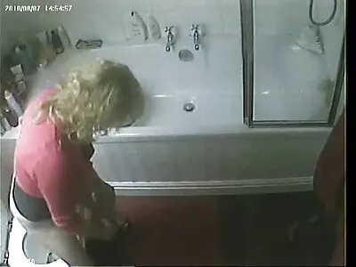 Eine Schlampe lutscht einen geile reife frauen ab 50 Schwanz