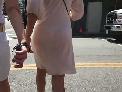 Ein Tussi ist auf ihrem reife hausfrau sex Rücken, gefickt