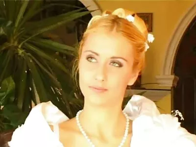 Eine reife hausfrauen porno vollbusige Schlampe lutscht einen Schwanz