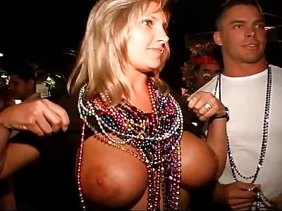 Hübsche blonde, mollige Milf-Frau macht einen verdammten Blowjob, wenn die Eltern ältere hausfrauen gehen