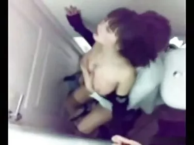 Hübsche brünette Milf reife hausfrauen porn macht einen verdammten Blowjob, wenn die Eltern außer Haus sind