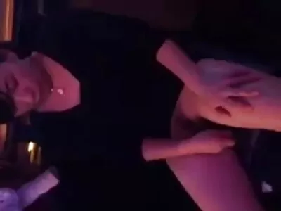 Zwei Leute ficken auf geile reife frau gefickt dem Bett