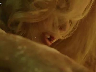 Knochenige und dunkelhaarige Beleidigung reife hausfrauen porno bereitet Schwanz für Anal vor