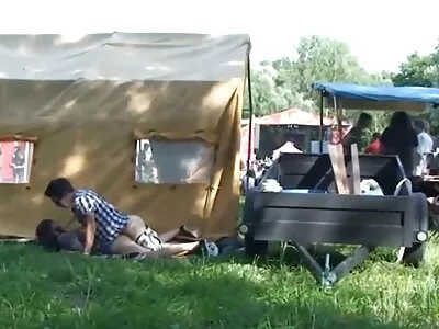 Eine Blondine albert auf dem Bett geile reife frau mollig herum