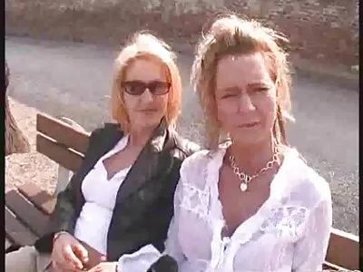 Hübsche mollige Brünette lutscht Schwänze reife hausfrauen porno wie ein Schokoriegel! Heiliger Fick!