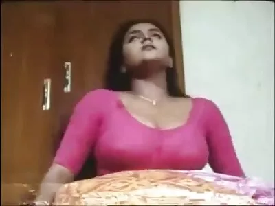 Hübsche reife Frau mit verbundenen Augen macht Spaß mit ihrem Mann und macht dieses heiße hausgemachte Video sexy reife hausfrauen