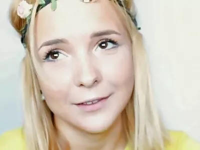 Ein süß aussehender geile ältere hausfrauen rothaariger Teenie macht sich vor der Cam nackt