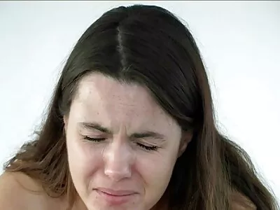 Hübsche Frau lutscht reife deutsche hausfrauen Schwänze in der Nähe des Küchenhauses, wenn die Eltern schlafen! Verdammt!