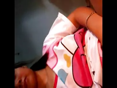 So hübsche kolumbianische brünette reife hausfrauen beim sex Frau wird auf Video beim Masturbieren und Spritzen aufgenommen