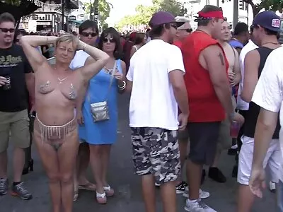 Fieses Doggystyle rammen sexy reife hausfrauen am Strand