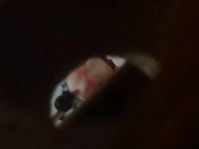 Ein Teenie mit kleinen geile ältere hausfrauen Brüsten bohrt ihre Fotze auf