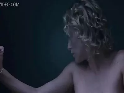 Eine Brünette wird geile reife frau gefickt ins Gesicht gespritzt